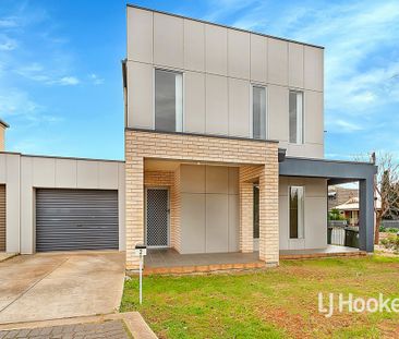 Trendy townhouse living - Photo 3