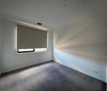 THREE BEDROOM TOWNHOUSE - Photo 5