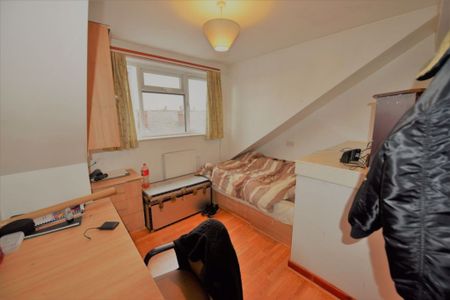 4 bedroom House in Burley Lodge Terrace, Leeds - Photo 3