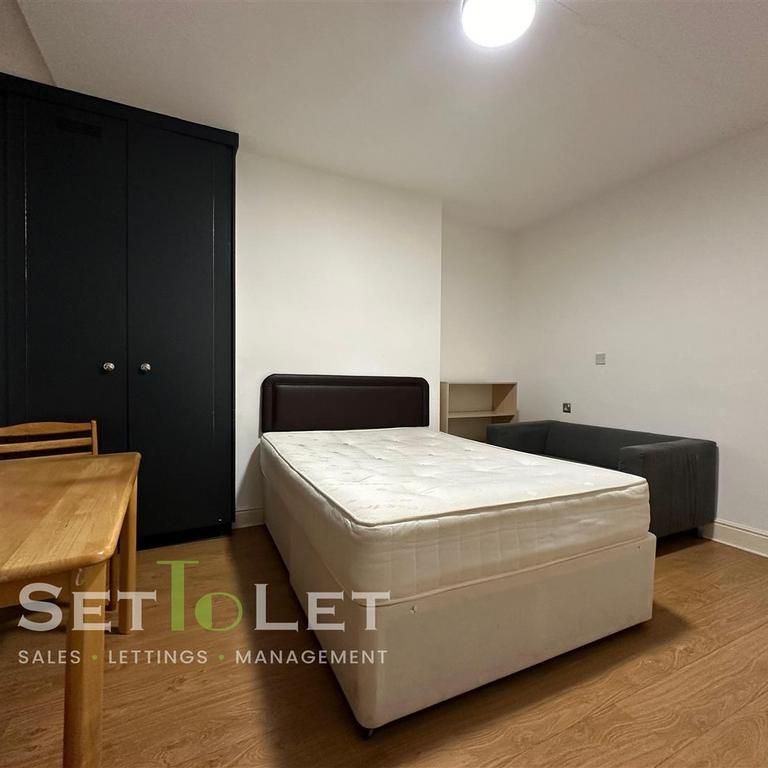 Studio to rent - Photo 1