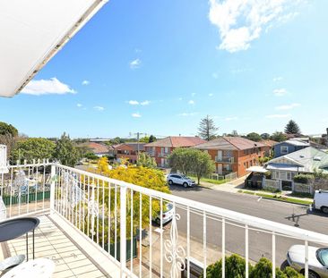Bright and airy north facing apartment in a quiet tree-line street ... - Photo 4
