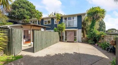 Lovely 5 Bed split level house - Photo 3