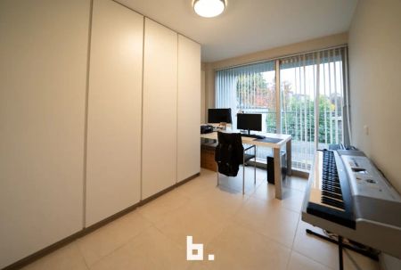 Zeer ruim centraal gelegen appartement met 2 slaapkamers en garage - Photo 3