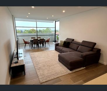 Designer Apartment with Convenience - Photo 2