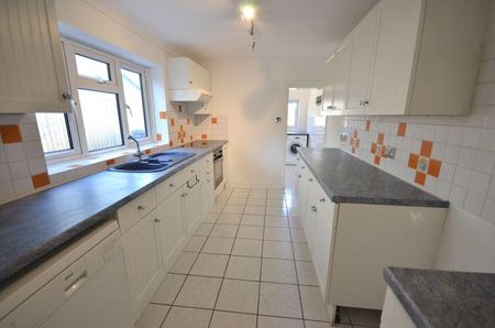 3 bedroom semi-detached house to rent - Photo 5