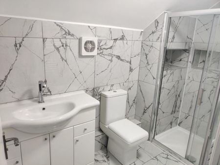 1 bedroom Flat To Let - Photo 2