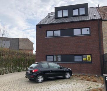 Recent gelijkvloers appartement met 2 slaapkamers, tuin en carport. - Photo 1