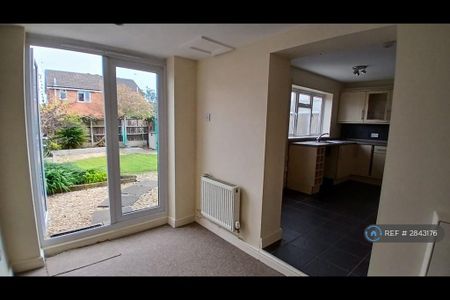 2 bedroom semi-detached house to rent - Photo 3