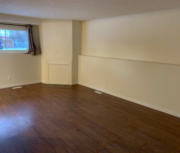 Amazing Find in Red Deer! 3 Bedrooms, 1 Bath!! - Photo 4