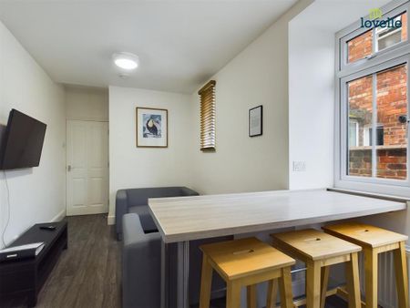 6 bedroom townhouse to rent - Photo 2