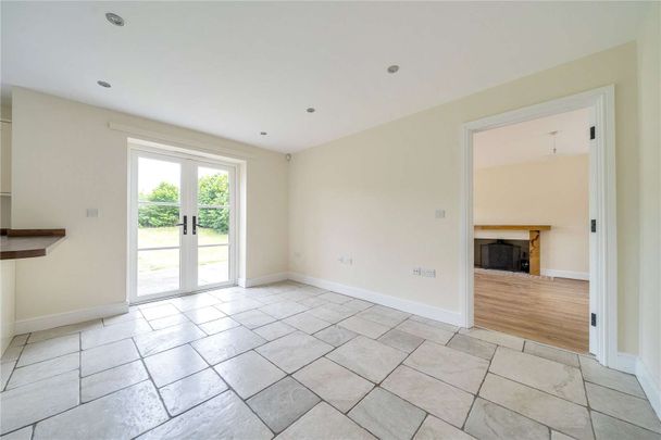 Detached family home in an idyllic rural location near Blandford. - Photo 1