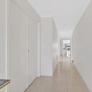 Modern & Low Maintenance Family Home in Prime Brookfield Location! - Photo 3