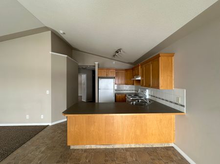 Spacious 2 Bed Apartment + Covered Parking included - Pet Friendly - Photo 5