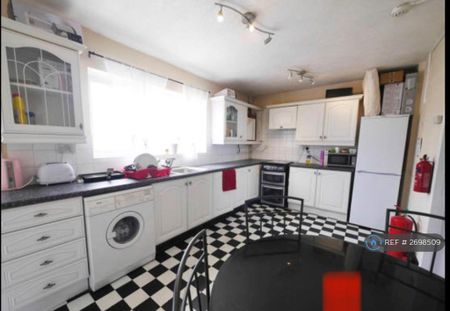 3 bedroom semi-detached house to rent - Photo 4