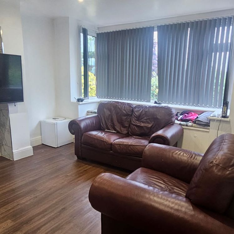 5 Bed - 18 St Chads View, Headingley, Leeds - LS6 3QA - Student - Photo 1