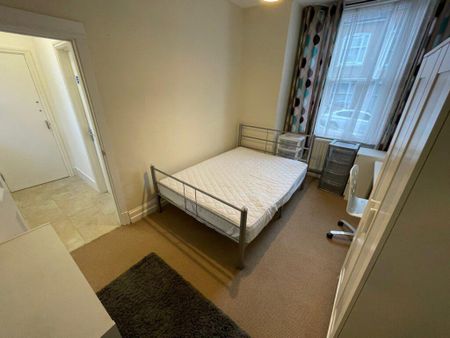 5 bedroom end of terrace house to rent - Photo 2