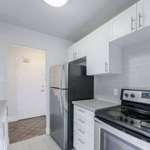 Renovated, Pet-Friendly Suites Right by the QEW! (Paisley) - Photo 2