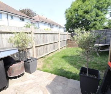 Shirley Close, Worthing, BN14 3 bedroom flat to rent - Photo 4
