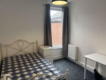 4 bedroom terraced house to rent - Photo 3