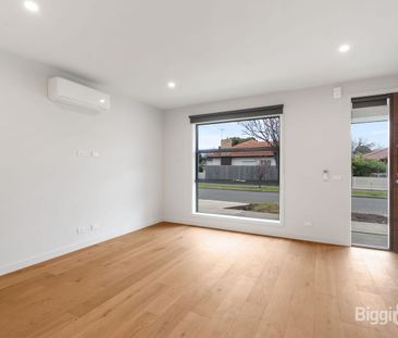 MODERN TOWNHOUSE! - Photo 6