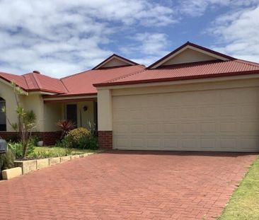 SPACIOUS FAMILY HOME IN A PRIME LOCATION! - Photo 1