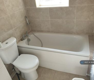 4 bedroom semi-detached house to rent - Photo 6