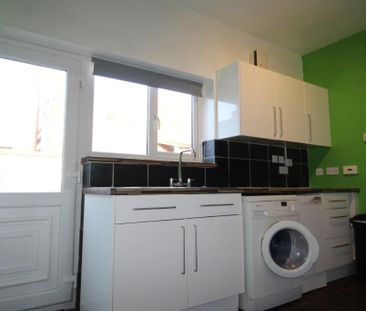 3 bedroom end of terrace house to rent - Photo 2