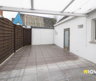 Kloeke halfopen bebouwing met terras - Photo 1