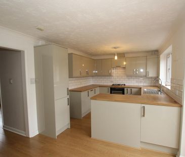 3 bedroom terraced house to rent - Photo 2