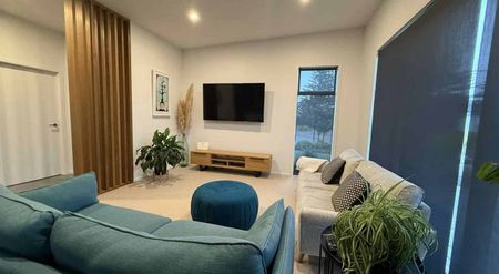 Executive three-bedroom home - Photo 4