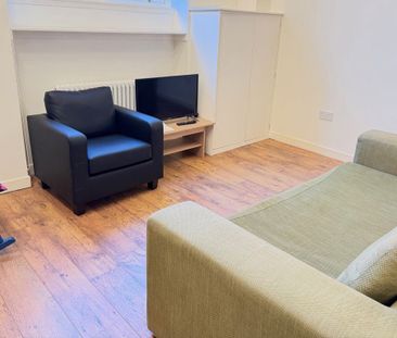 To Let 1 Bed Flat - Photo 2