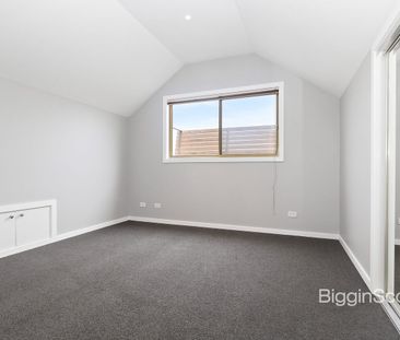 Perfect Two Bedroom Newport Townhouse - Photo 2