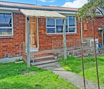 Great location And Tidy Two Bedroom Townhouse - Photo 1