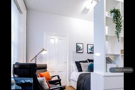 1 bedroom in a house share to rent - Photo 3