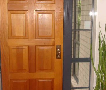 Four Bedroom & Three bathroom Family Home In G... - Photo 5