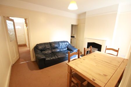 4 Bed Terraced House, Norris Road, RG6 - Photo 2