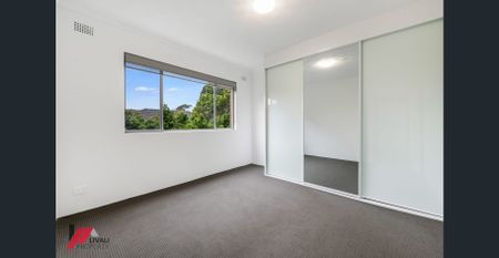 Superbly located - Modern Spacious Apartment - Photo 4