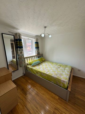 4 Bed Semi-Detached House, Express Drive, IG3 - Photo 3