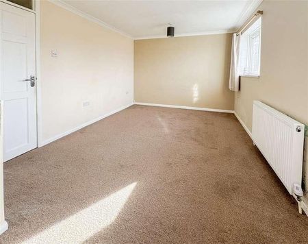 Bodiam Crescent, Eastbourne, BN22 - Photo 2