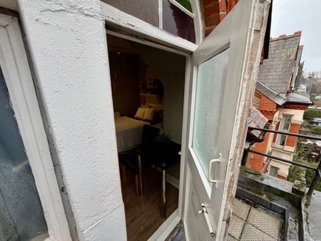 Room in a Shared House, Chiswick High Road, W4 - Photo 2