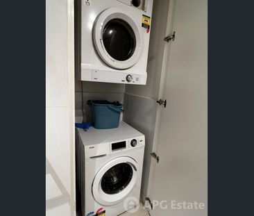 Modern South Yarra Apartment with Balcony, Gym, Pool & Prime Location - Photo 3