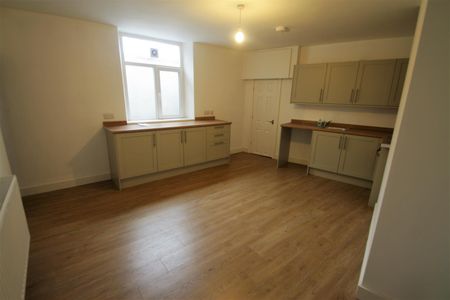 3 bed terraced house to rent in St. Johns Place, Halifax - Photo 3