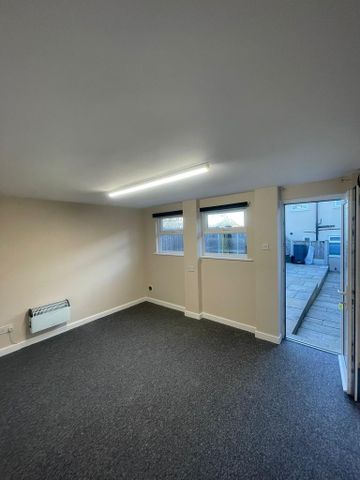 3 bedroom end of terrace house to rent - Photo 2