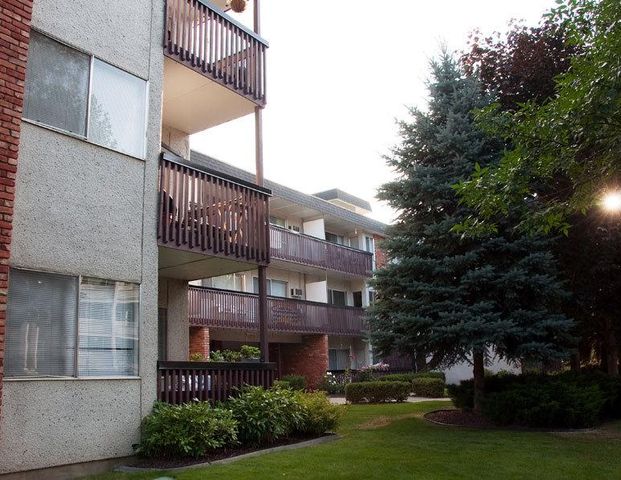 Sutherland Manor - Photo 1