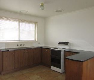 1 bedroom unit in quiet complex - Photo 4