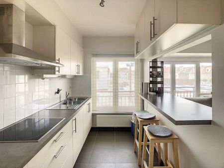 Vernieuwd, lumineus appartement, gelegen in het hart van Heist. - Foto 3