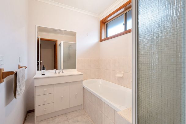 Stylish & Convenient - In the Heart of Pakenham - Photo 1