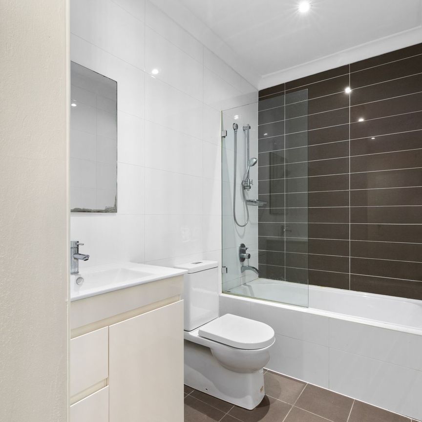 Spacious Townhouse in Central Location - Photo 1