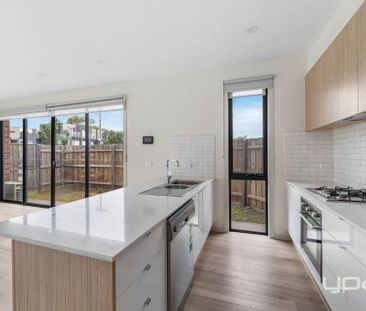 Modern Street-Facing Townhouse in Prime St Albans Location - Photo 6