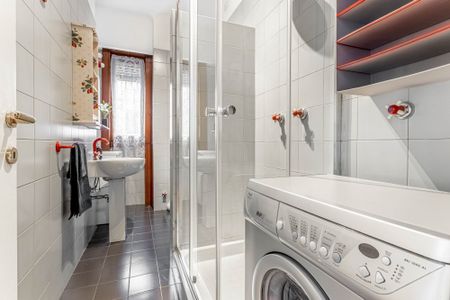 Large and comfortable single bedroom with window in Milan - Photo 3